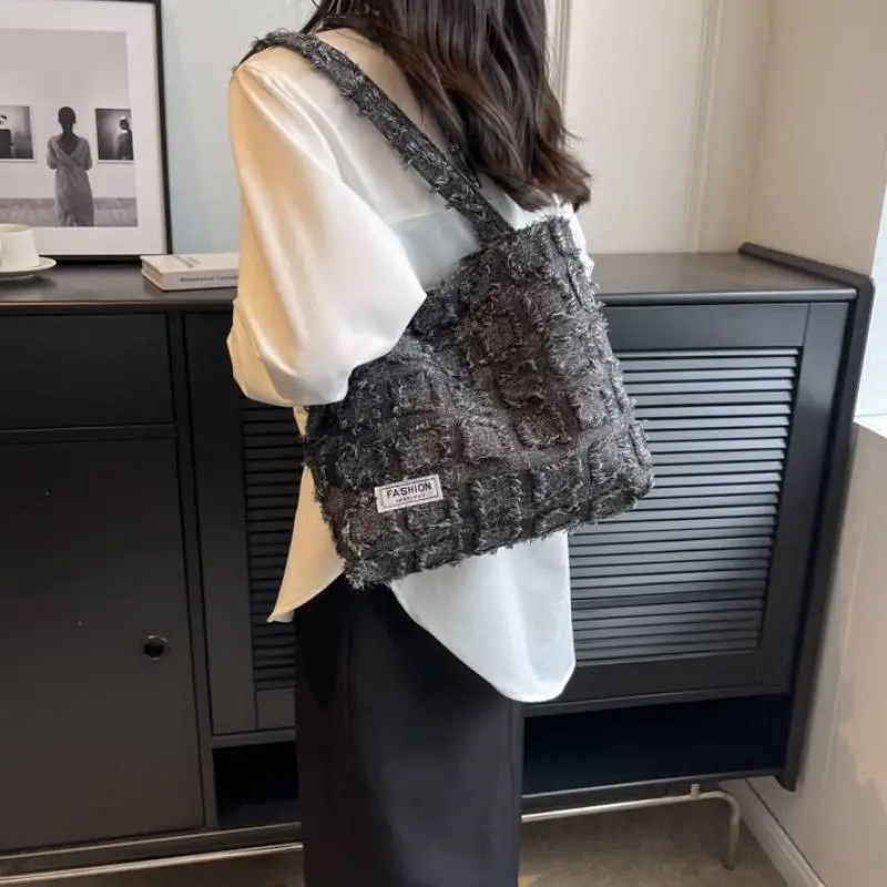 Fashionable Casual Shoulder Bag-1