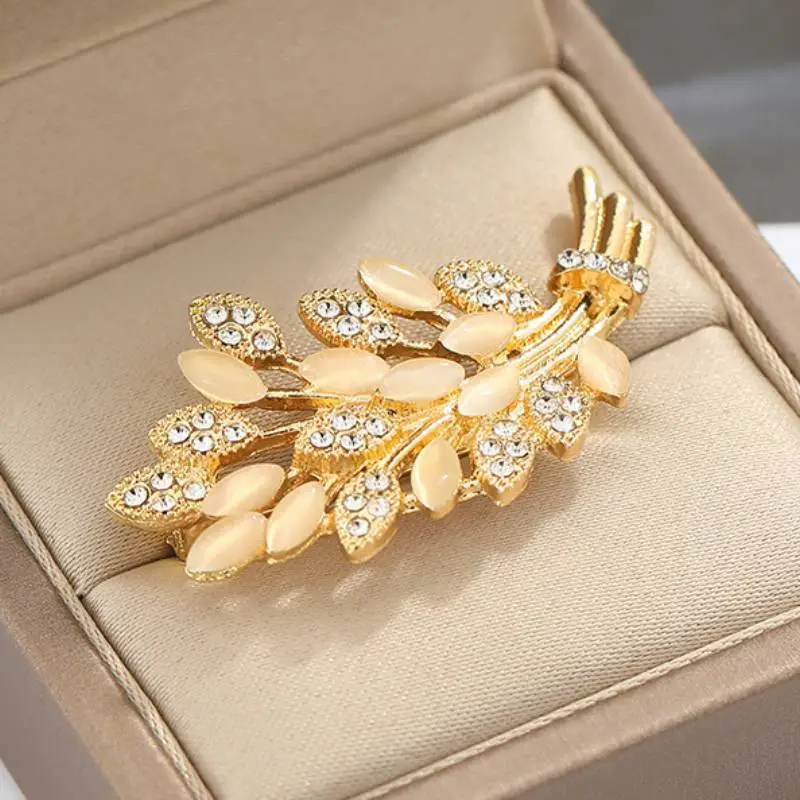 Elegant Simple Brooch-1