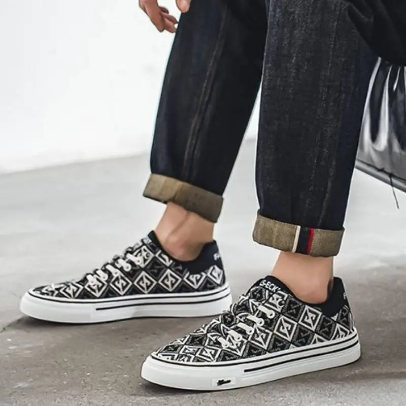 Retro Fashionable Skateboarding Shoes-1
