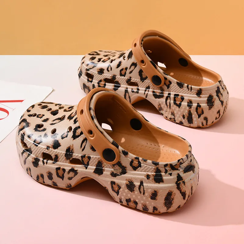 Simple Breathable Clogs-3