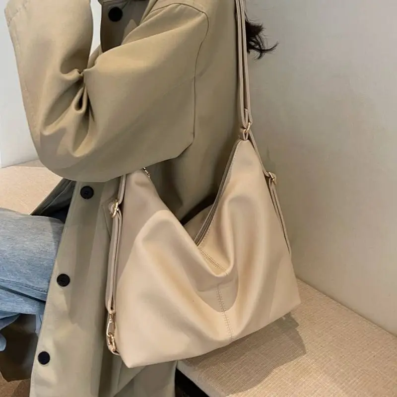 Retro Large Capacity Shoulder Bag-1