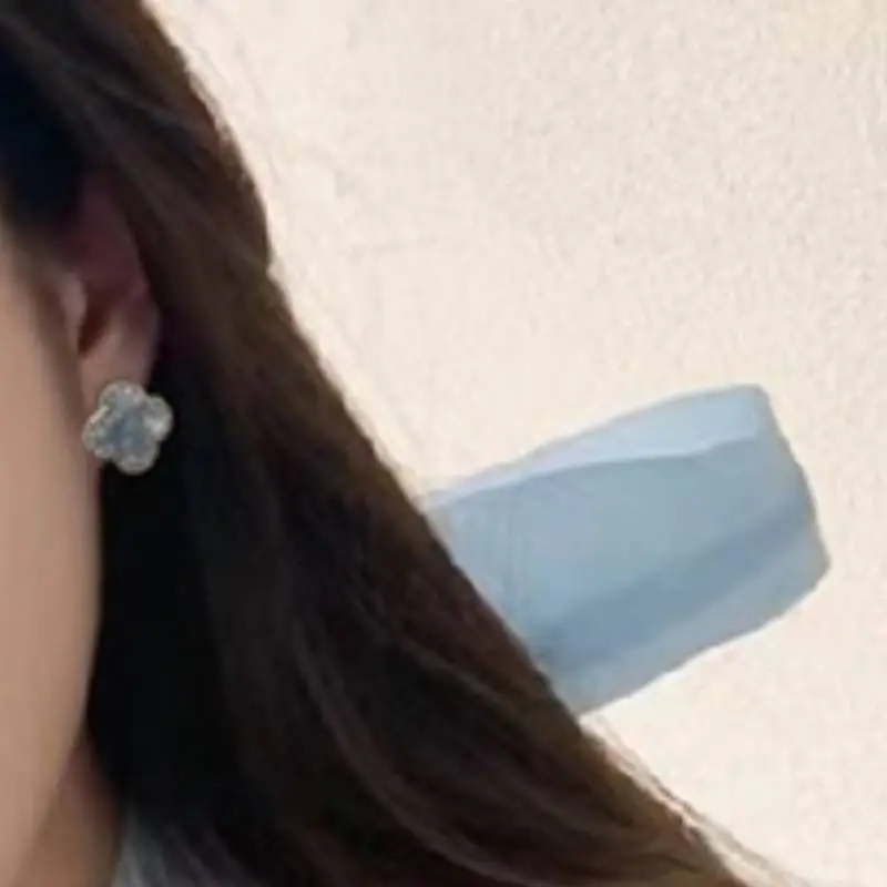 Simple Basics Ear Stud Women-1