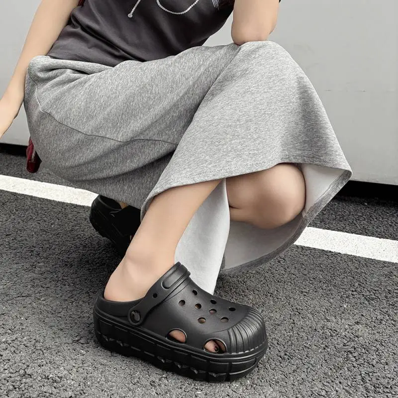 Fashionable Breathable Clogs-1