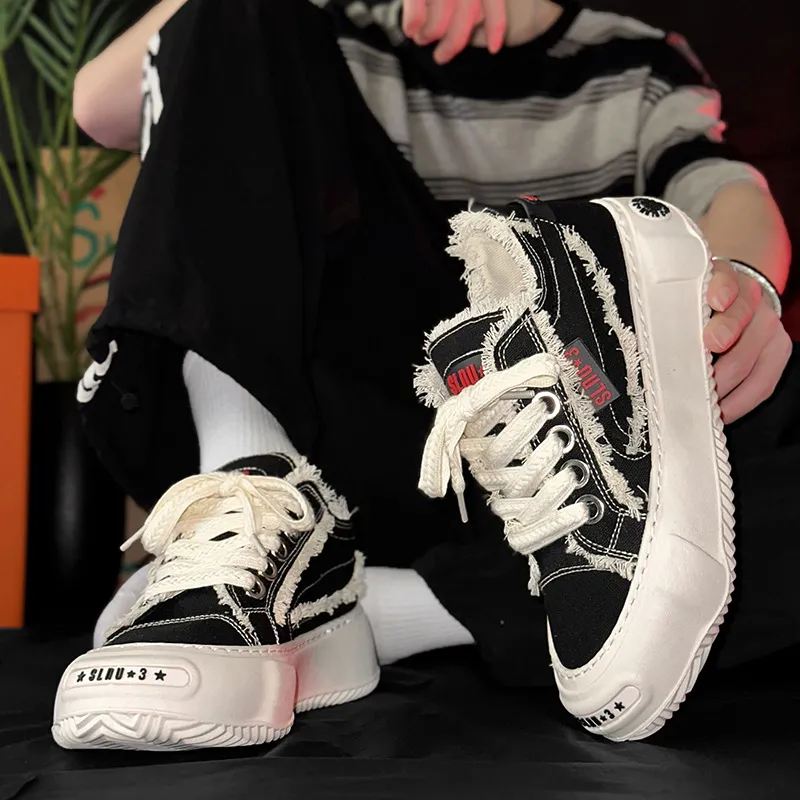 Simple Basics Stylish Skateboarding Shoes-1