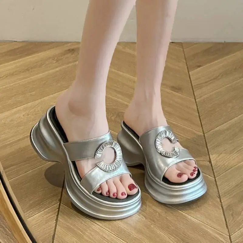 Fashionable Lightweight Beach Sandals-4