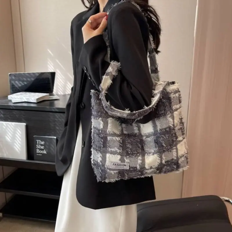 Fashionable Casual Shoulder Bag-5