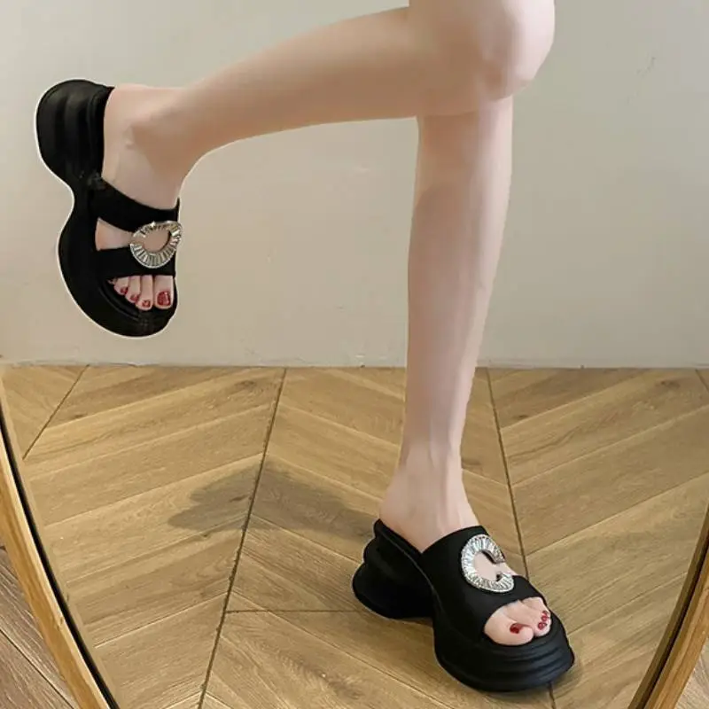 Fashionable Lightweight Beach Sandals-8