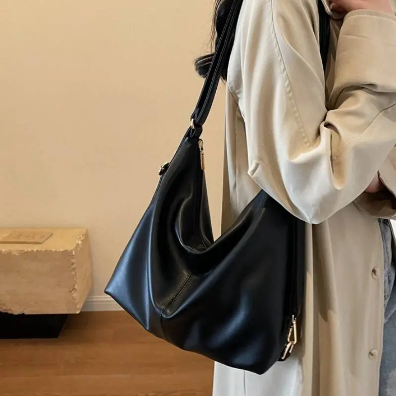 Retro Large Capacity Shoulder Bag-9
