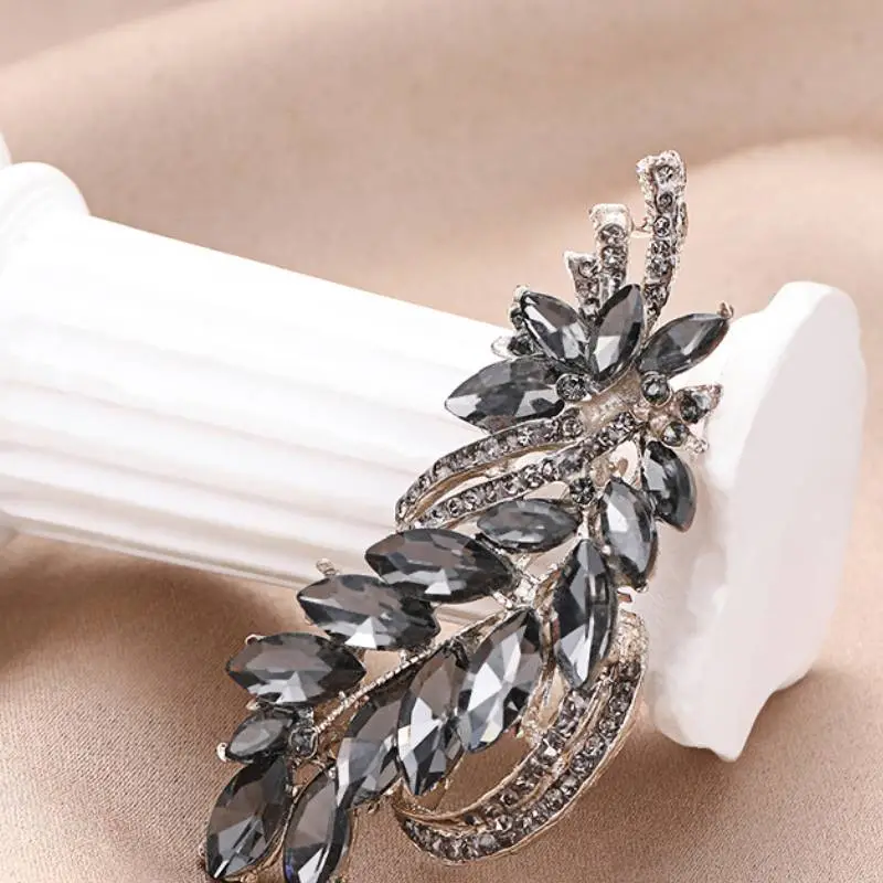 Elegant Simple Brooch-1