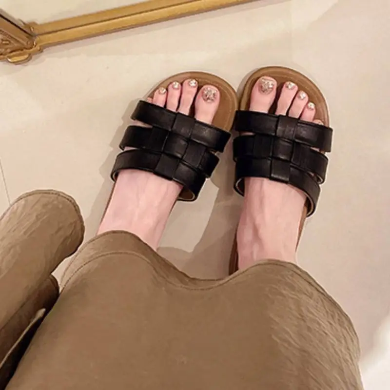 Fashionable Simple Flip Flops-11