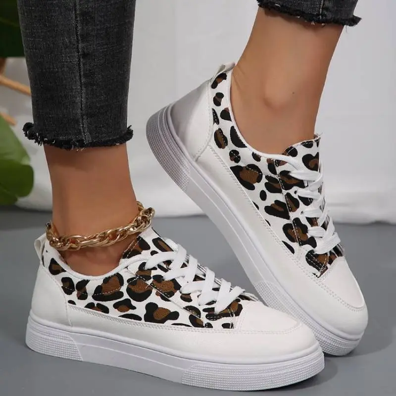 Sporty Contrast Color Skateboarding Shoes-1